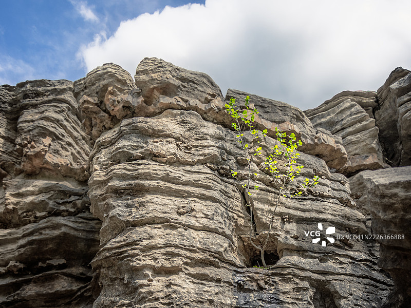 低角度视图的岩石与天空，辛普森，伊利诺伊州，美国图片素材