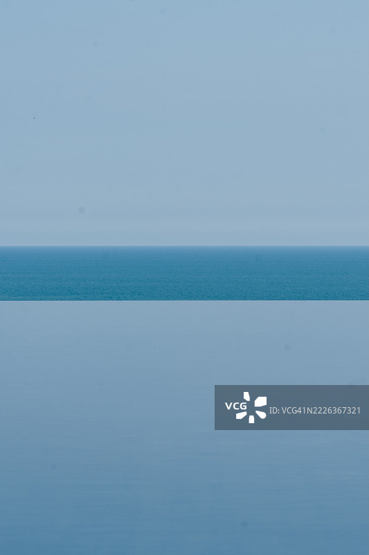 法国诺曼底，晴空下的海景。图片素材