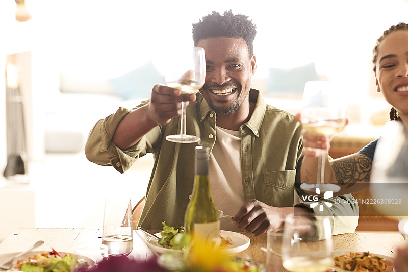快乐的男人举着酒杯进行庆祝祝酒图片素材