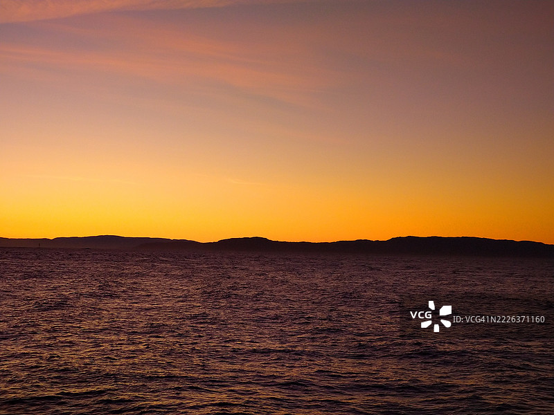 挪威日落时分清澈天空下的海景图片素材
