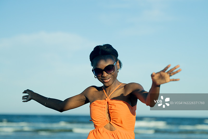 年轻的黑人女性在德克萨斯州科珀斯克里斯蒂做瑜伽图片素材