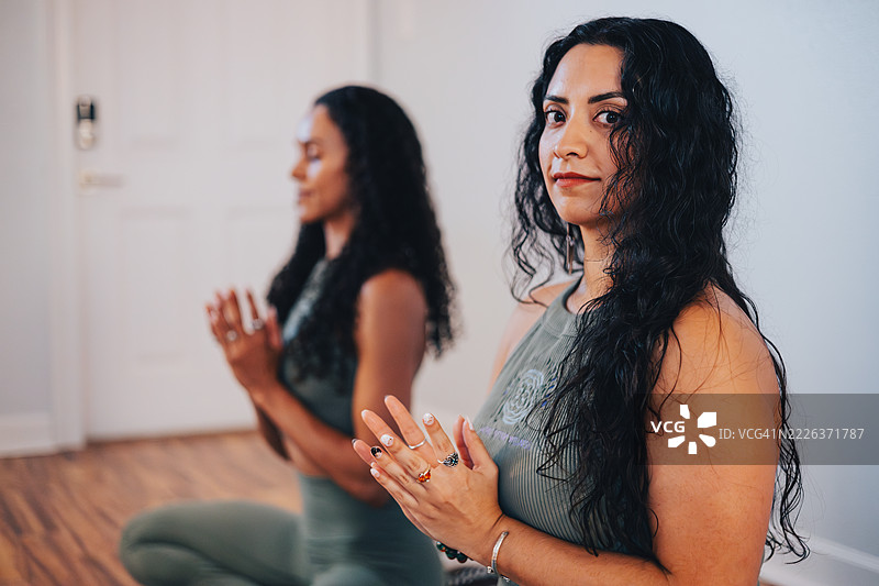 年轻女性在德克萨斯州科珀斯克里斯蒂做瑜伽图片素材