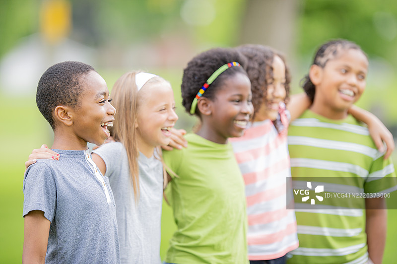 一群微笑的孩子们在公园里一起享受时光图片素材