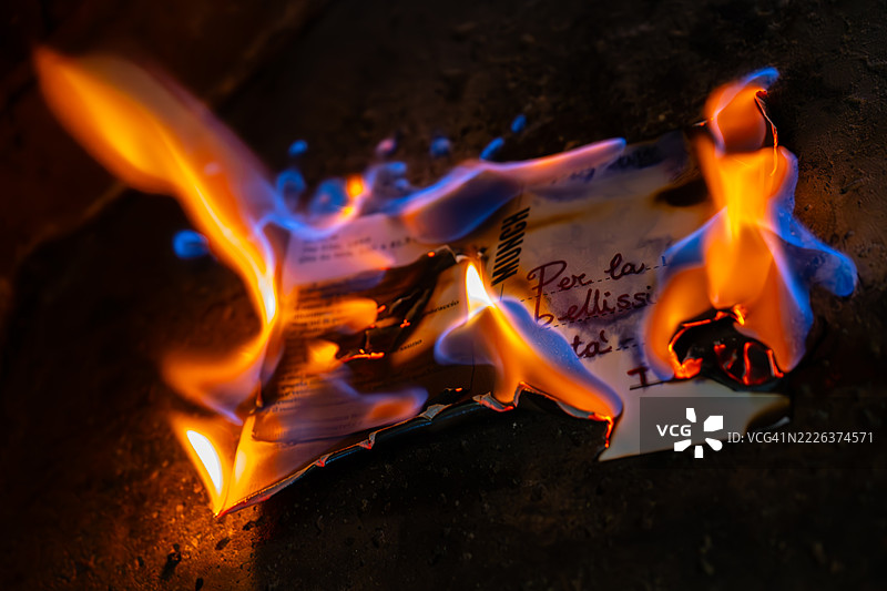 罗马，拉齐奥，意大利的点燃蜡烛特写图片素材