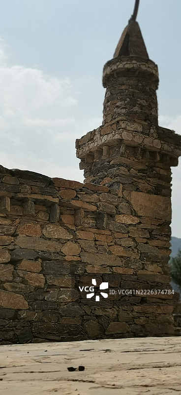 沙特阿拉伯，阿尔巴哈省，阿尔巴哈，低角度拍摄的古老废墟与天空的景象图片素材