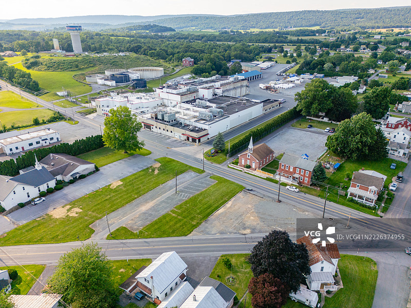 工厂、住宅、田野的航拍无人机视角，白天金色时光日落，弗雷德里克斯堡，宾夕法尼亚州，美国图片素材