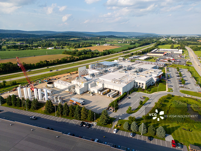 工厂、住宅、田野的航拍无人机视角，白天金色时光日落，弗雷德里克斯堡，宾夕法尼亚州，美国图片素材