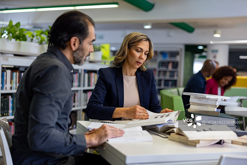 研究生在图书馆一起进行研究图片素材