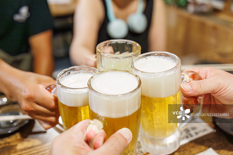 为大家干杯。图片素材