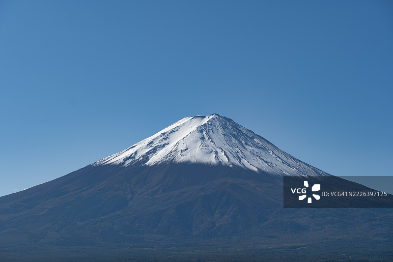 从河口湖拍摄的富士山特写镜头图片素材