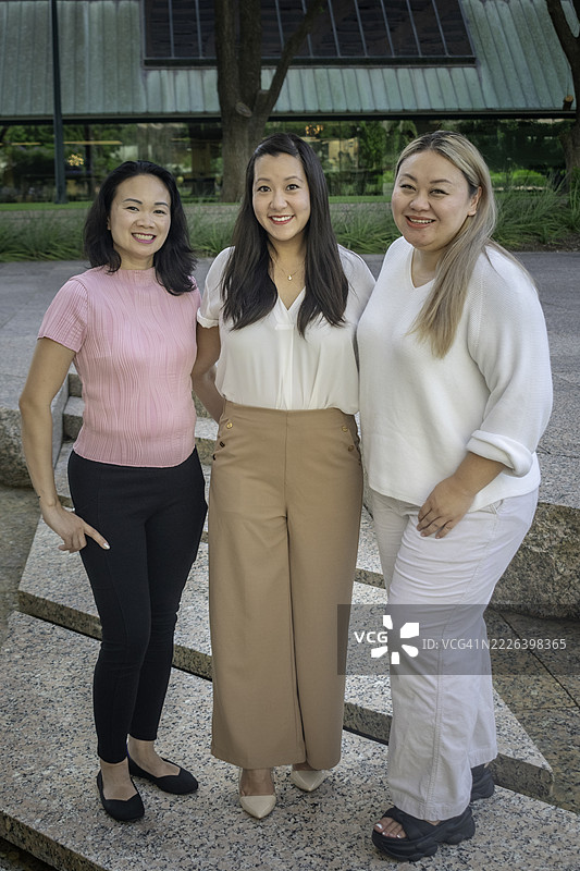三位女商人在商务区摆姿势拍摄肖像。图片素材