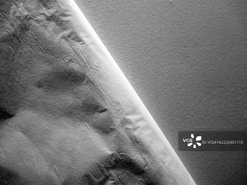 海报特写，部分从墙上剥落。纸张褶皱起伏，纹理粗糙。有阳光和阴影。法国巴黎。图片素材