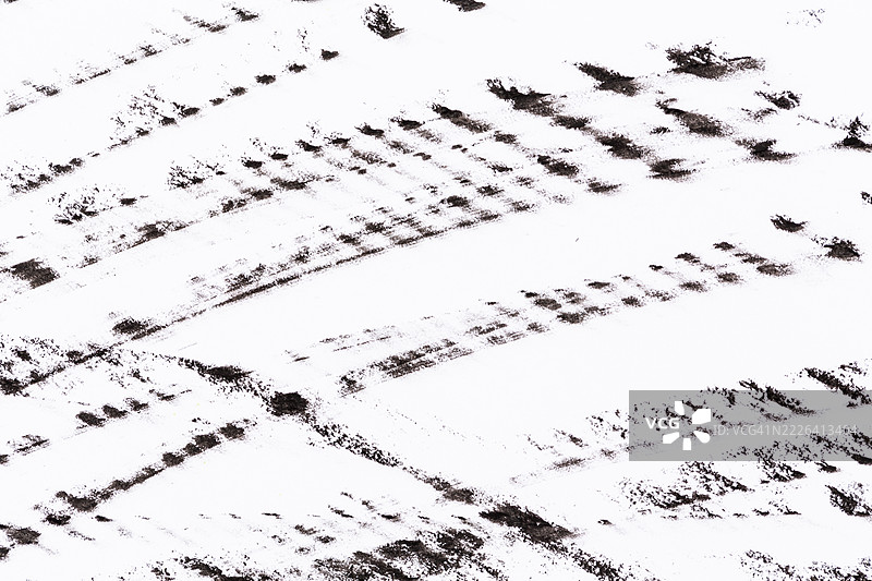 现代艺术油画和丙烯涂抹斑点画布墙面。抽象纹理黑色、青铜色、米色和棕色污渍笔触纹理背景。图片素材