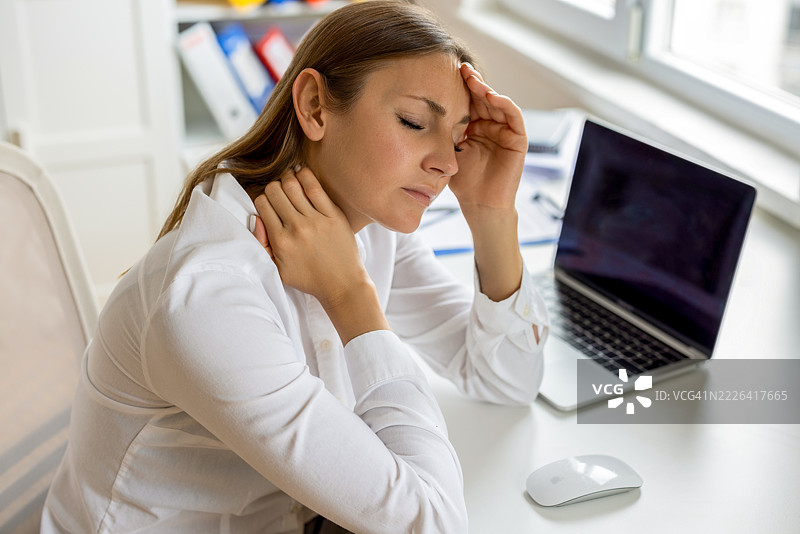 过度劳累的女商人感到不适图片素材