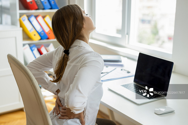 女商人感到背痛图片素材