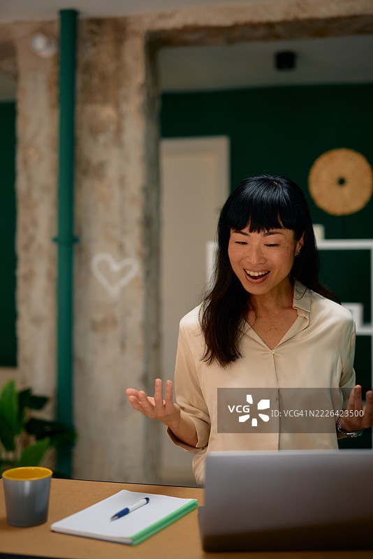 亚洲女商人在家办公室通过笔记本电脑进行视频通话图片素材