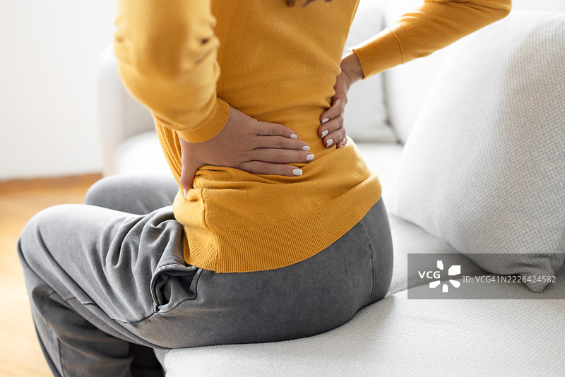 女性背部疼痛图片素材