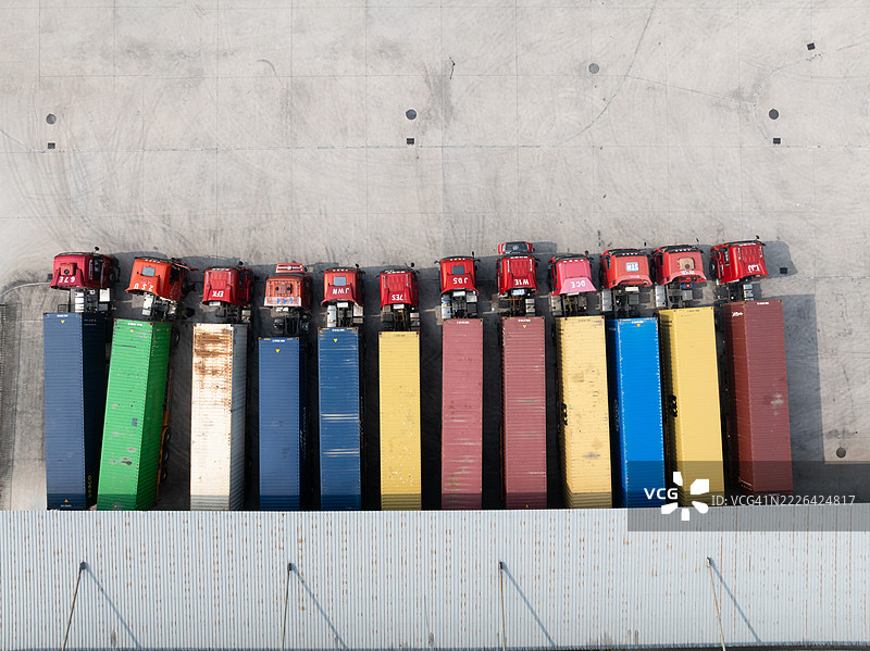 货物仓库的鸟瞰图，配有卡车图片素材