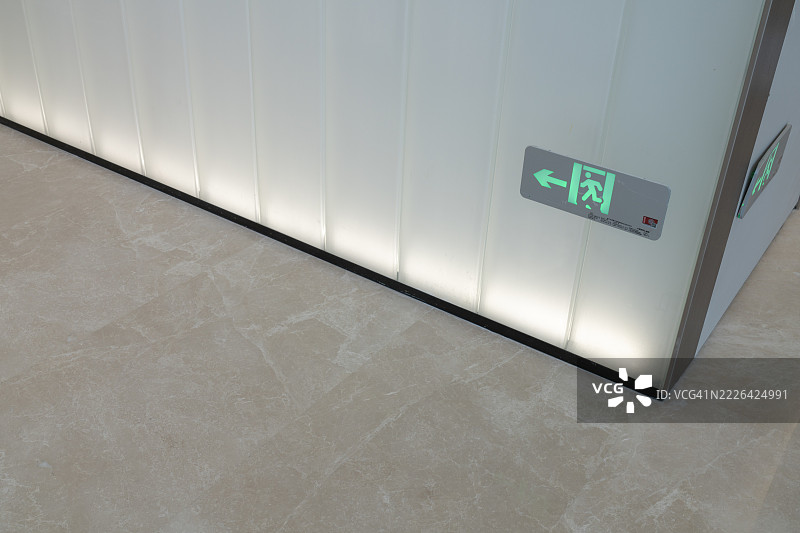 白墙上的紧急出口标志 - 高角度视图图片素材