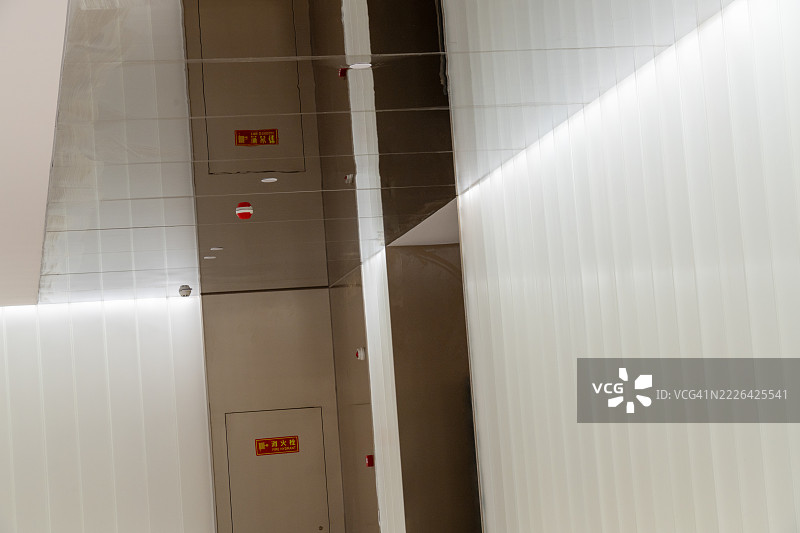 金属面板和照明的工业内部空间图片素材