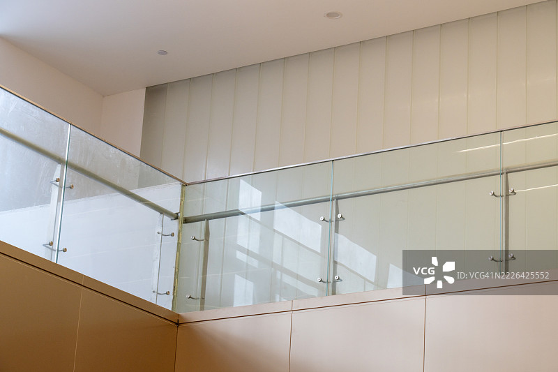 现代室内玻璃栏杆走廊图片素材