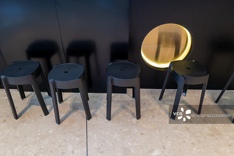 一排黑色凳子图片素材
