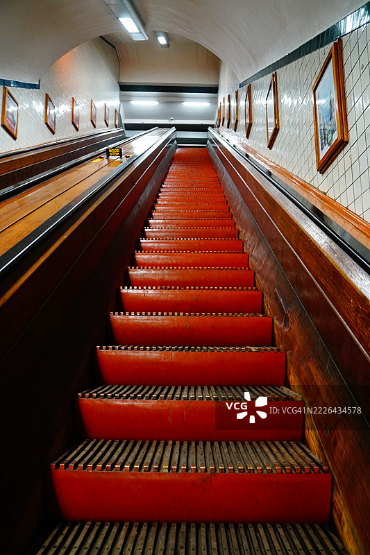 安特卫普，比利时的圣安娜隧道木制自动扶梯图片素材