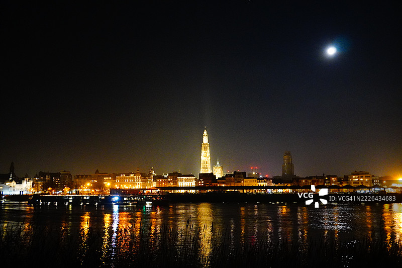 安特卫普，比利时，舍尔德河上的灯光璀璨天际线概览图片素材