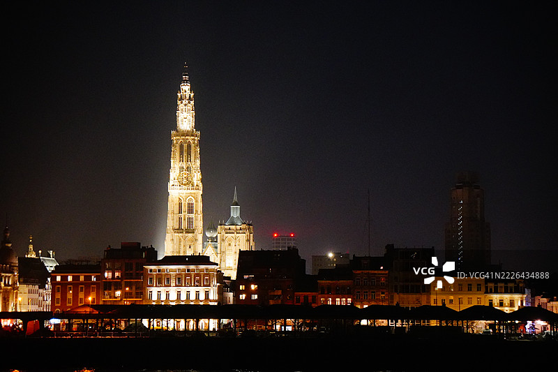 安特卫普，比利时的夜晚大教堂及周边天际线图片素材