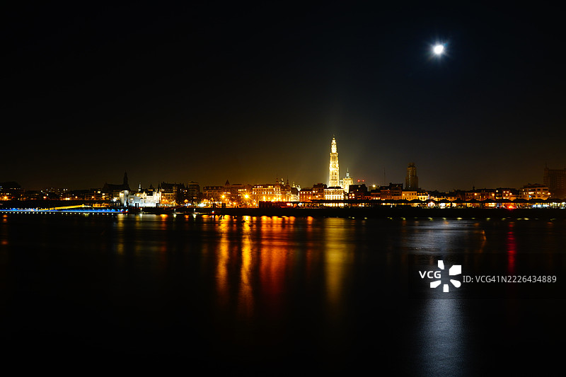 安特卫普夜景城市天际线，长时间曝光，月亮，比利时图片素材