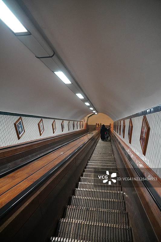 俯瞰比利时安特卫普圣安娜隧道的扶梯图片素材