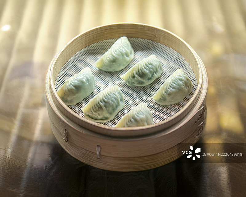 蒸锅里的韭菜饺子图片素材