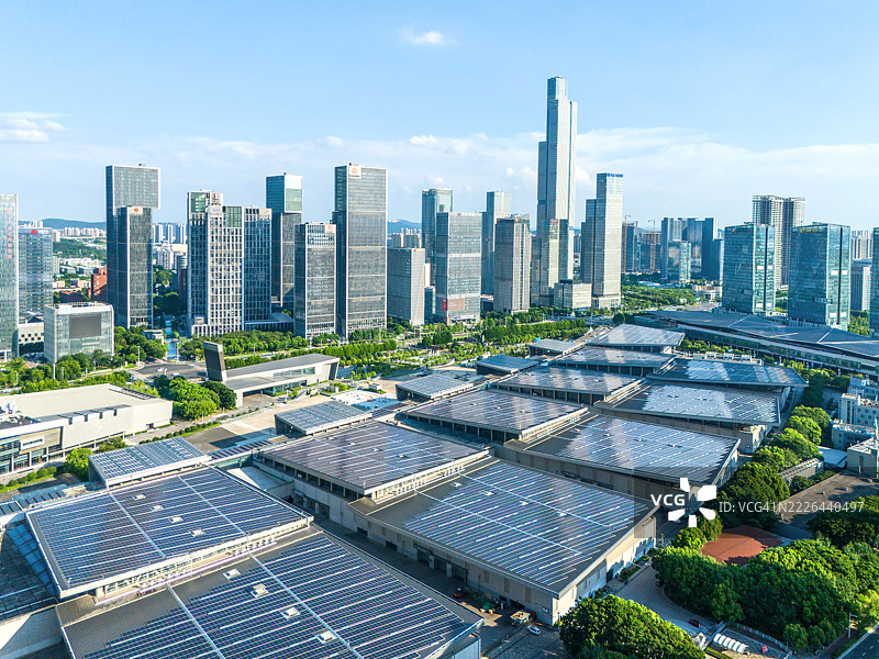 城市中的太阳能电池板图片素材