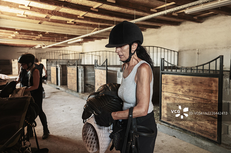 成熟的女性从马道骑行归来图片素材