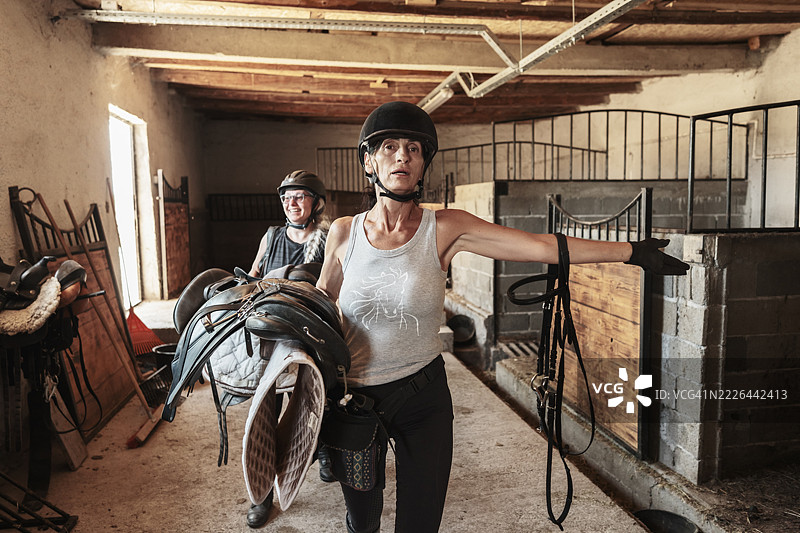 成熟的女性从马道骑行归来图片素材