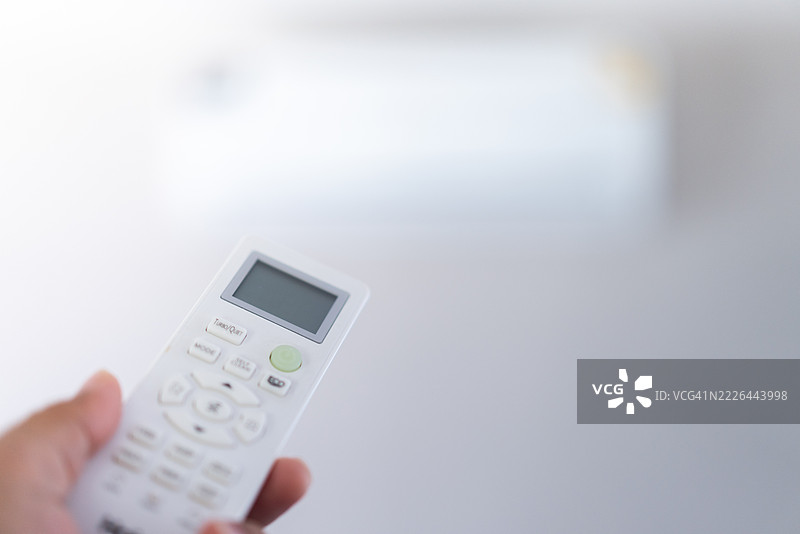 带遥控器的空调安装在墙上图片素材