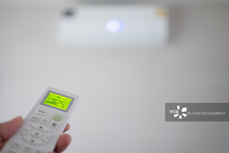 带遥控器的空调安装在墙上图片素材