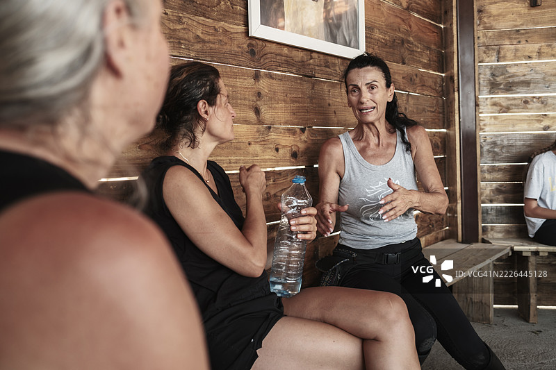 成熟的女性在骑马远足后休息图片素材