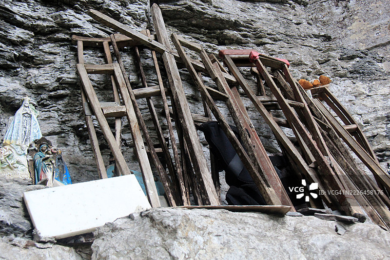 许多拐杖放在岩石墙上图片素材