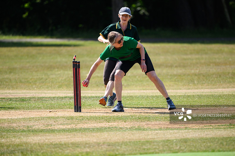 电动板球门闪烁红光，女场员将击球手击出局。图片素材