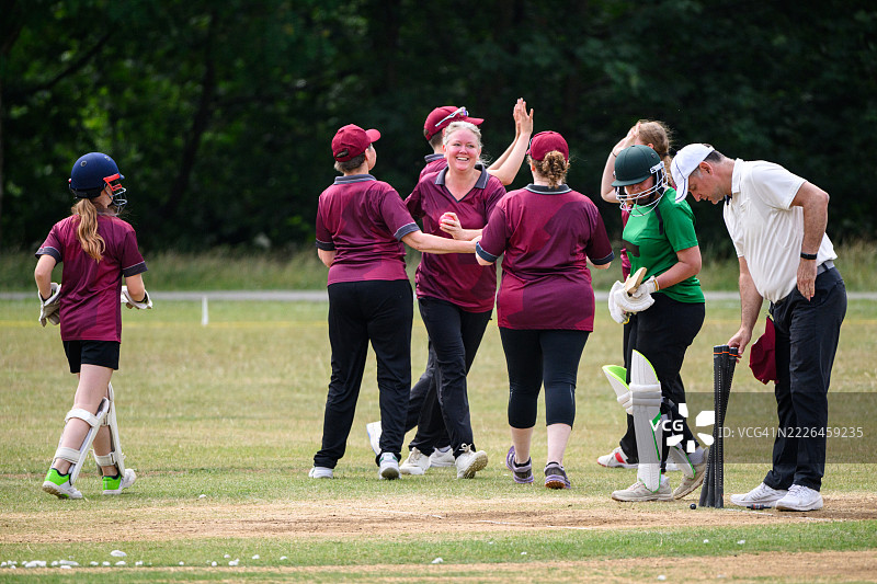 球队在场上庆祝，裁判更换门柱。图片素材