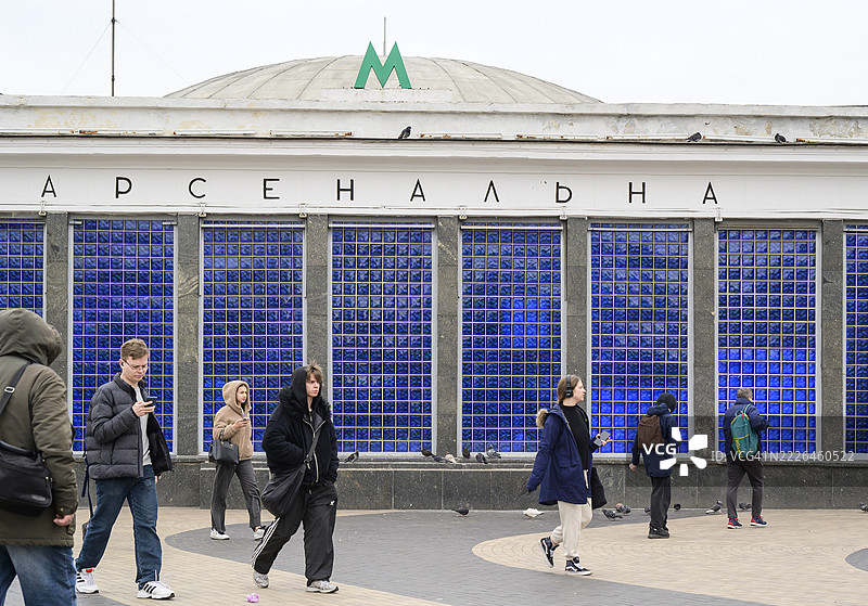 人们在乌克兰基辅的阿森纳地铁站外走动图片素材