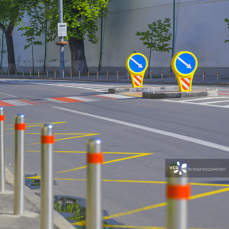 强制行驶方向的交通标志，显示城市街道上的必经方向图片素材