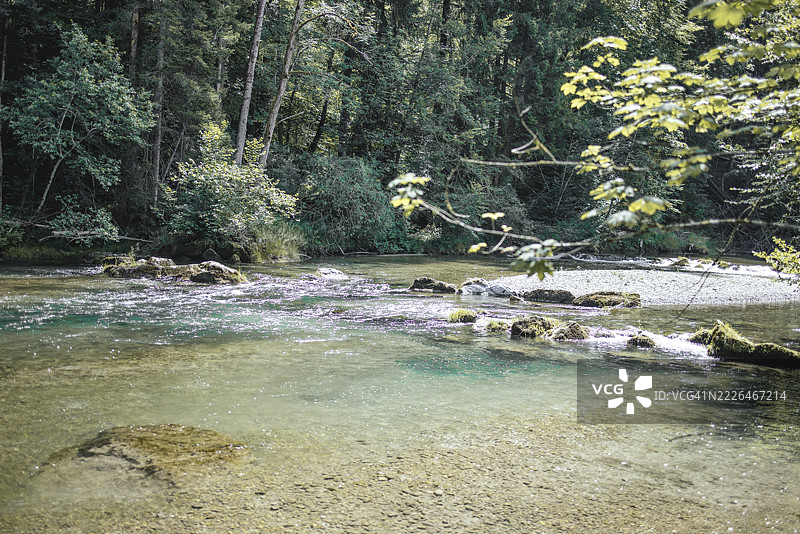 德国巴伐利亚州上巴伐利亚地区米斯巴赫区布鲁克缪尔附近的曼格法尔河图片素材