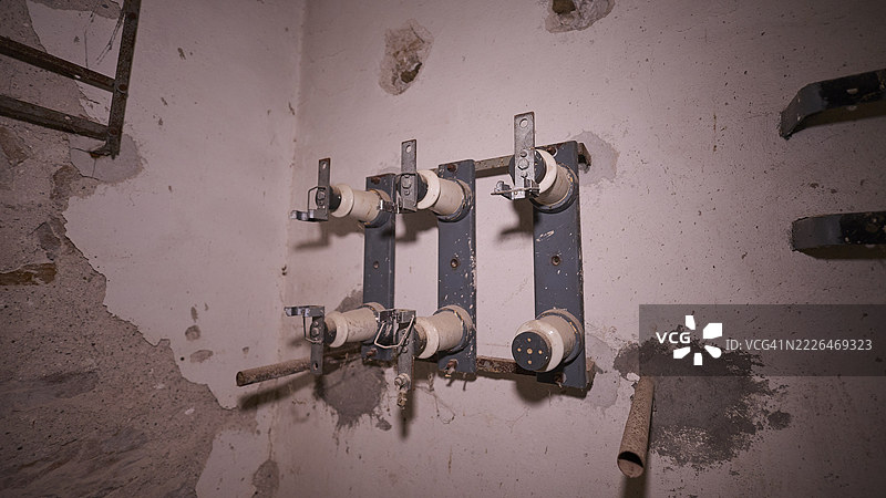 废弃之地，破旧建筑中老旧电气连接的特写，广播电台，二战，阿吉奥斯·尼古拉斯广播，阿吉亚·玛丽娜，莱罗斯，多德卡尼斯，希腊群岛，希腊图片素材