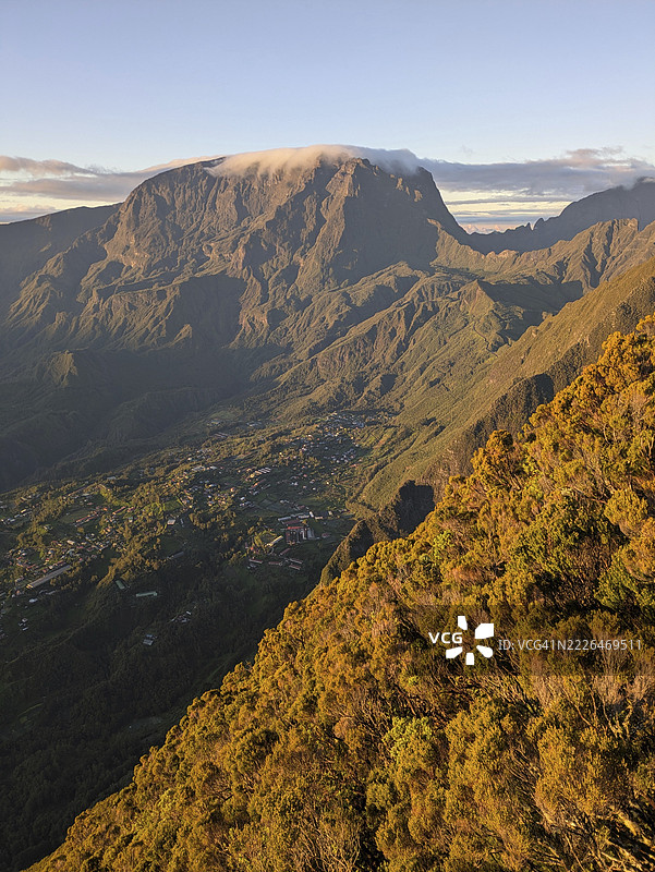 阳光与阴影在山谷中形成动态对比的山地地形，留尼旺岛，法国图片素材