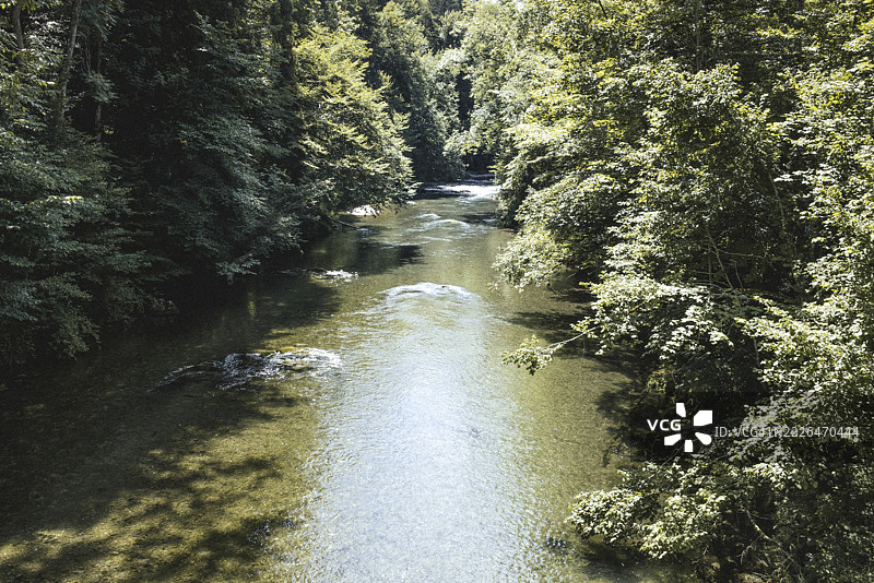 德国巴伐利亚州上巴伐利亚地区米斯巴赫区布鲁克缪尔附近的曼格法尔河图片素材