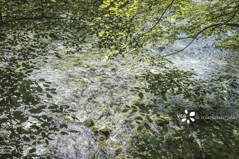 德国巴伐利亚州上巴伐利亚地区米斯巴赫区布鲁克缪尔附近的曼格法尔河图片素材