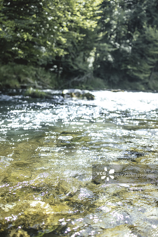 德国巴伐利亚州上巴伐利亚地区米斯巴赫区布鲁克缪尔附近的曼格法尔河图片素材