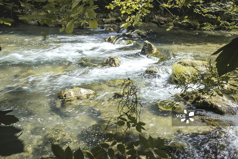 德国巴伐利亚州上巴伐利亚地区米斯巴赫区布鲁克缪尔附近的曼格法尔河图片素材